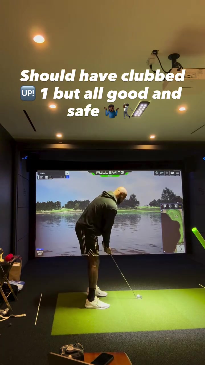 开云体育入口-打磨球技！詹姆斯晒在家中玩高尔夫模拟器 挥杆后振臂庆祝